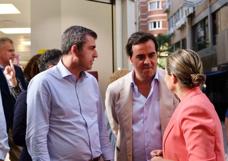 El-consejero-de-Economia-Manuel-Dominguez-durante-una-visita-a-la-ZCA-de-Santa-Cruz